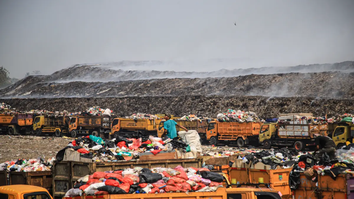 Sejumlah Truk sampah membongkar muatan sampahnya di TPA Jatiawringin, Tangerang, Jumat (03/07/2026). (Hanung Hambara/Jawa Pos)