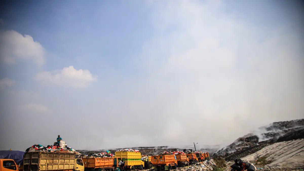 Sejumlah Truk sampah membongkar muatan sampahnya di TPA Jatiawringin, Tangerang, Jumat (03/07/2026). (Hanung Hambara/Jawa Pos)