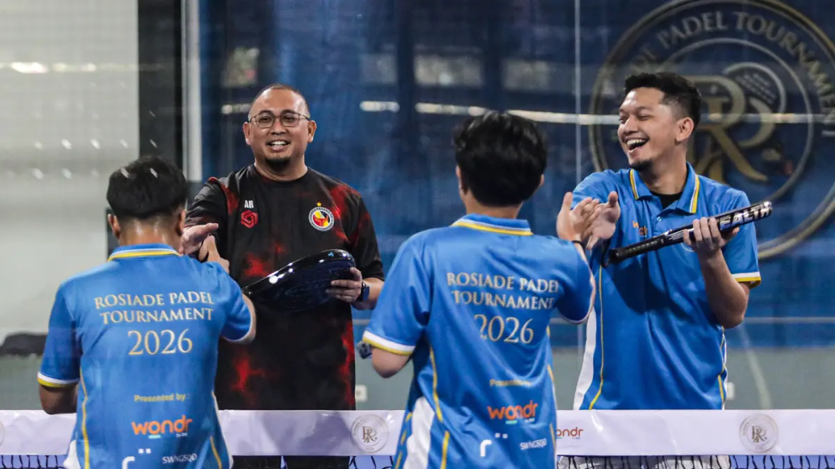 Wakil Ketua Komisi VI DPR RI dari Fraksi Gerindra, Andre Rosiade bertanding pada Rosiade Padel Tournament Series-2 di Crown Padel Alam Sutera, Sabtu (4/7/2026). (Salman Toyibi/Jawa Pos)