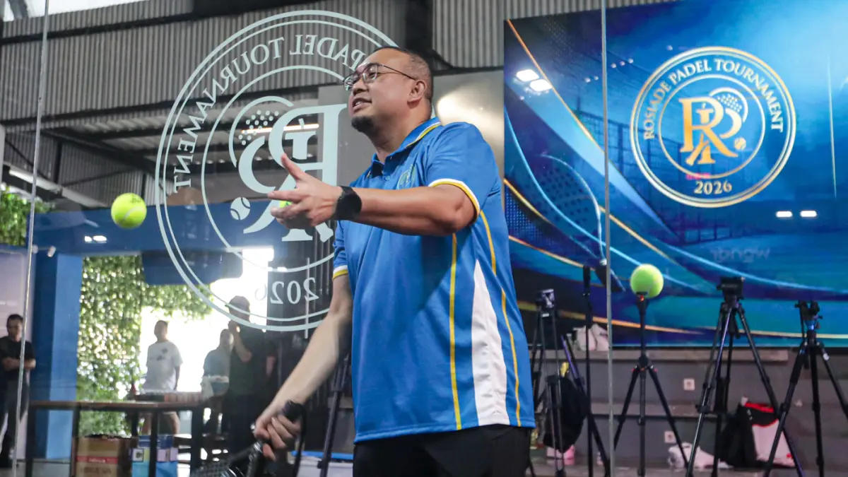 Wakil Ketua Komisi VI DPR RI dari Fraksi Gerindra, Andre Rosiade bertanding pada Rosiade Padel Tournament Series-2 di Crown Padel Alam Sutera, Sabtu (4/7/2026). (Salman Toyibi/Jawa Pos)