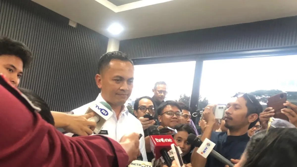Karo Infohan Setjen Kemhan Brigjen TNI Rico Sirait saat ditanyai oleh awak media di Jakarta terkait dengan isu terkini. (Sahrul Yunizar/JawaPos.com) - Image