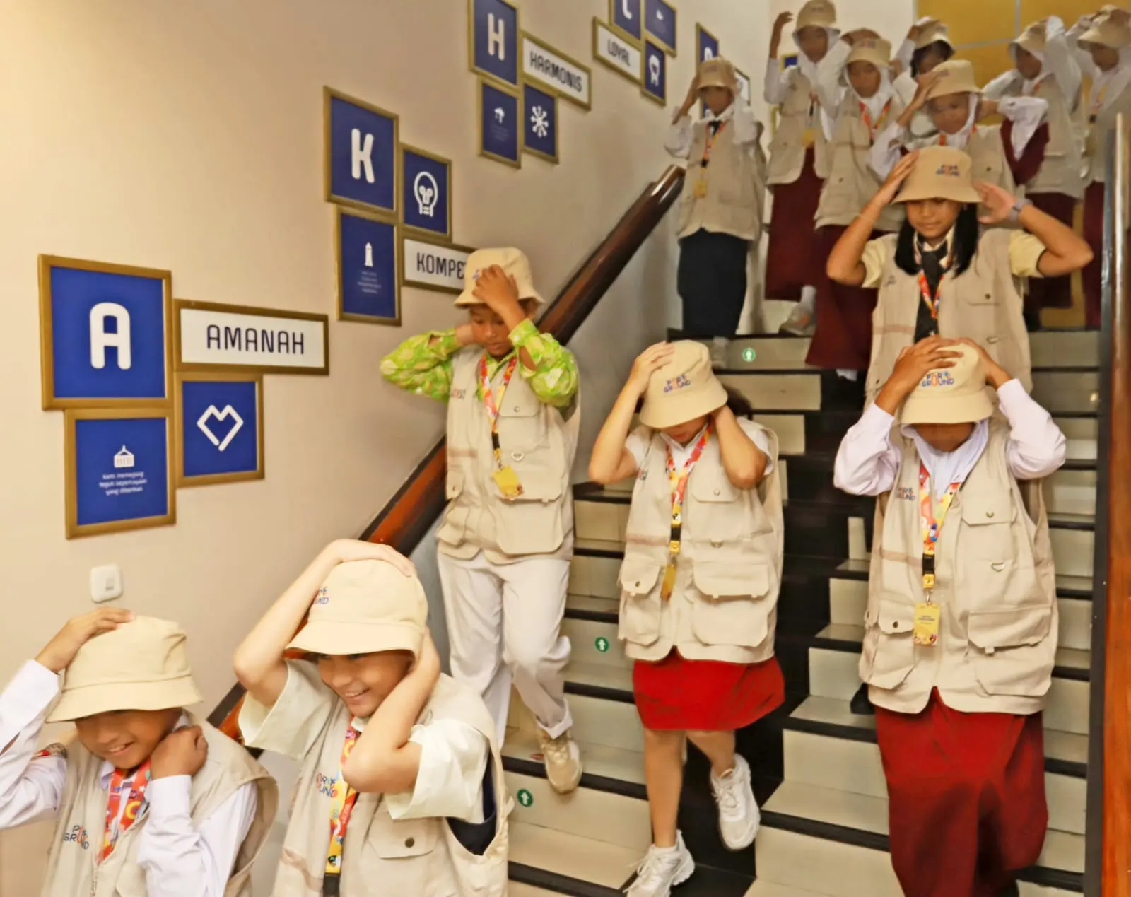 Sebanyak 50 siswa SD hingga SMP se-Jawa Timur mengikuti Portground, acara edukasi tentang dunia pelabuhan yang dikemas dengan menyenangkan lewat games, sharing, dan visit dermaga. (Istimewa).