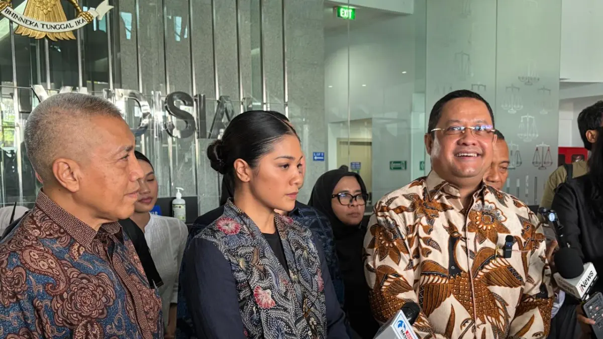 Tim hukum dan istri Nadiem, Franka Makarim, laporkan empat hakim pengadil perkara chromebook ke KY, Senin (6/7). (Muhamad Ridwan/JawaPos.com). - Image