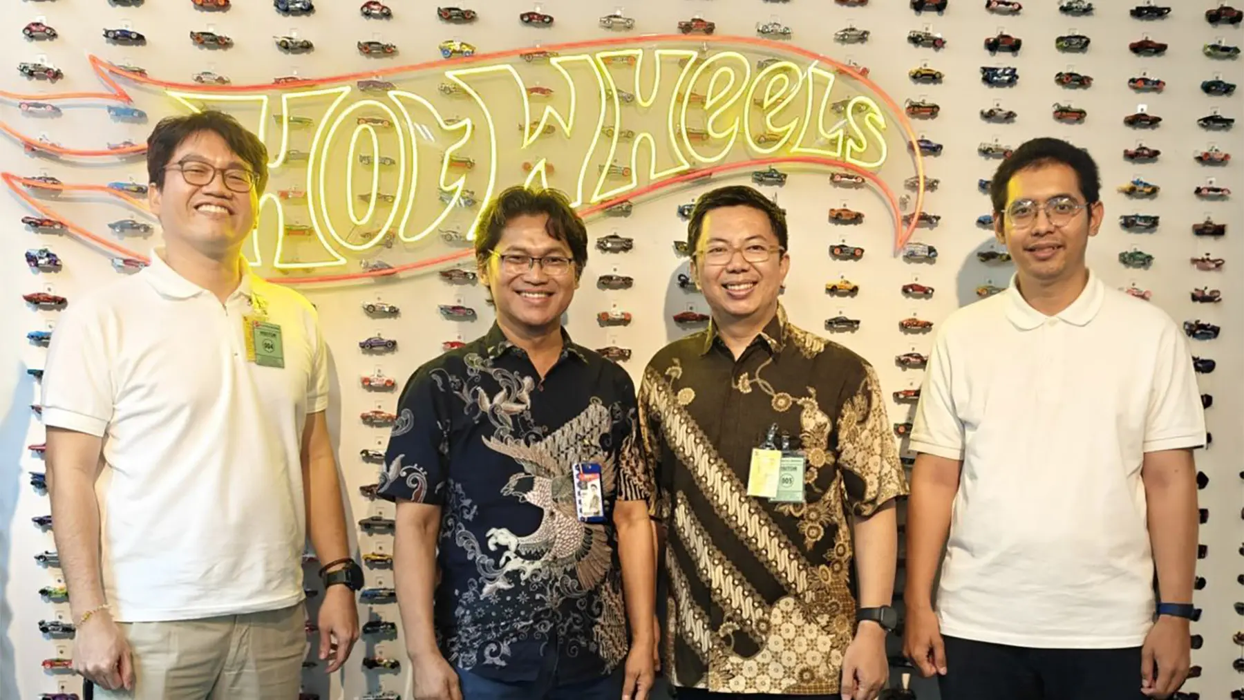 
Chief Executive Officer (CEO) PT Eka Reka Palakerti Indonesia Anang Ind Pratama (kedua dari kanan), Chief Commercial Officer (CCO) PT Eka Reka Palakerti Indonesia Contardo Satria Gondokusumo (kiri), ⁠Christian Sahelangi Project Manager BZone-Mattel IT Inventory (kanan) pada saat kick-off Kerja Sama Strategis PT Mattel Indonesia dan PT Eka Reka Palakerti Indonesia atas implementasi BZone, guna mendukung efektivitas operasional serta kepatuhan terhadap regulasi kepabeanan. (Dok. IST)