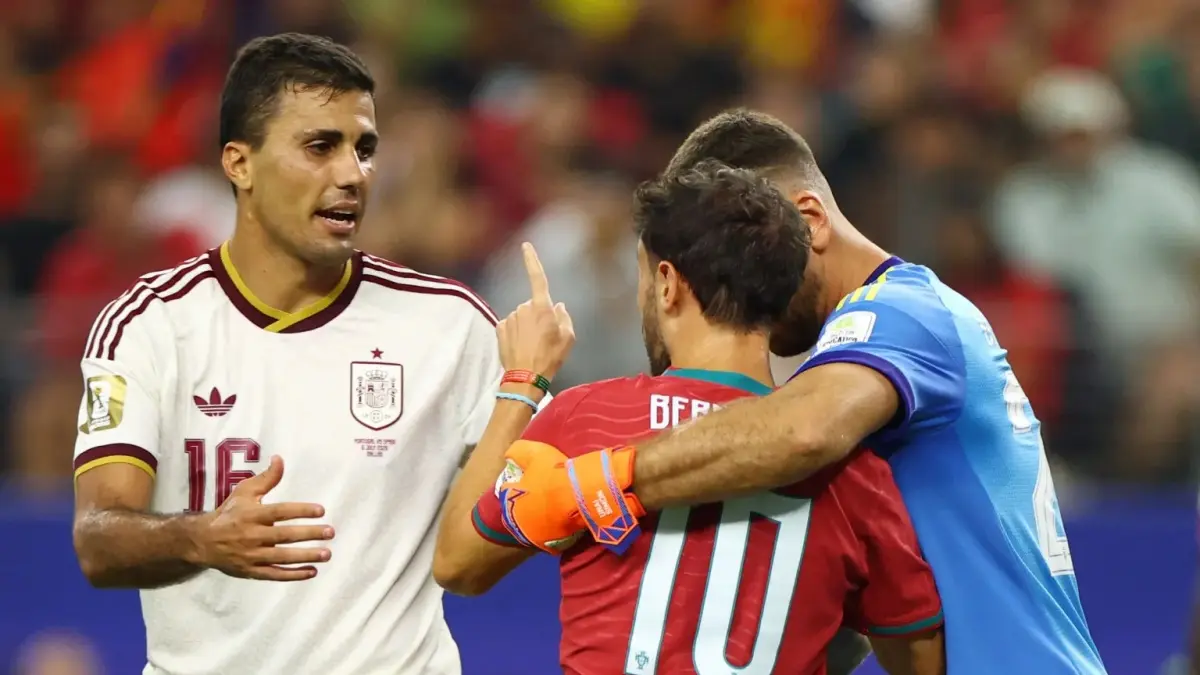 Bernardo Silva dan Rodri terlibat adu mulut. (FIFA) - Image