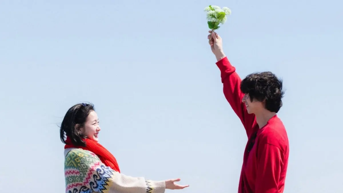 Ilustrasi gong yoo dan kim go eun (x @viu_PH) - Image