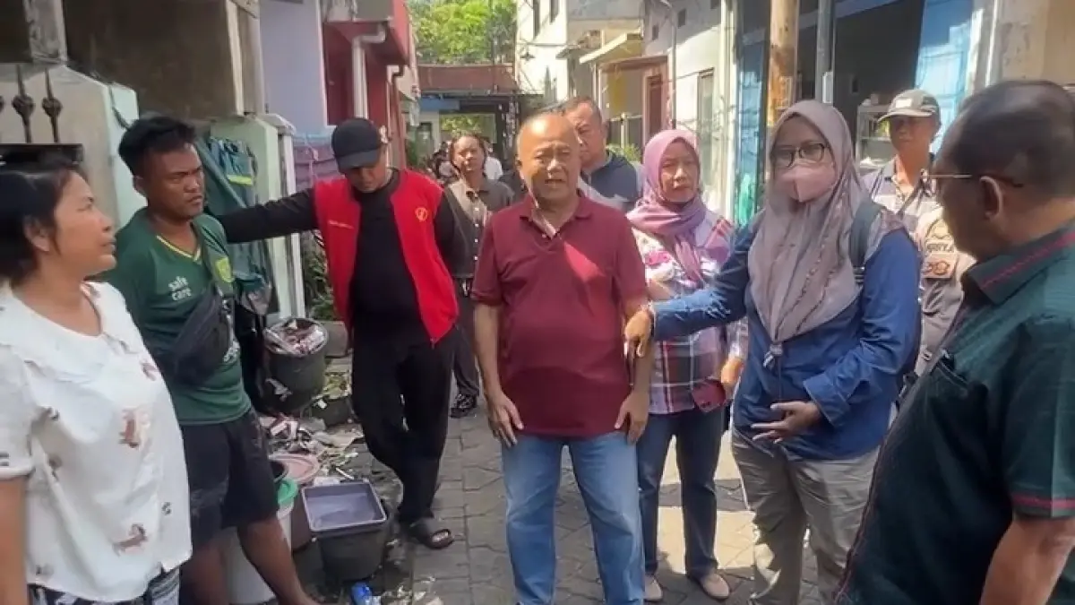Mediasi konflik pengontrak tidak mau pindah dan tidak mau membayar sewa di wilayah Genteng, Kota Surabaya. (Instagram @cakj1) - Image