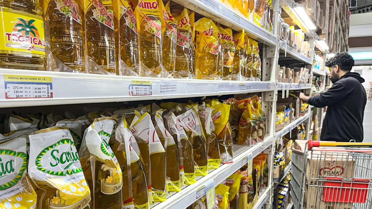 Pengunjung membeli minyak goreng kemasan di salah satu gerai ritwr modern, di Depok, Jawa Barat, Senin (6/7/2026). (Salman Toyibi/Jawa Pos)