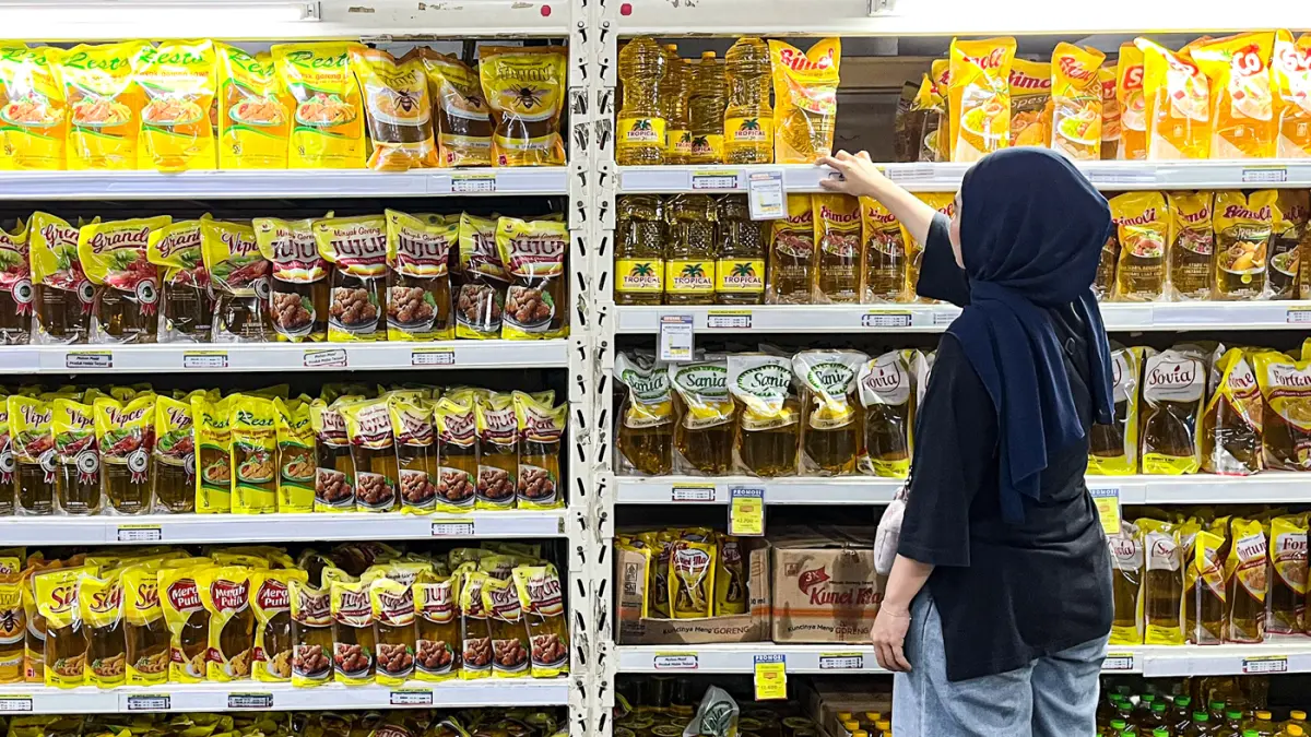 Pengunjung membeli minyak goreng kemasan di salah satu gerai ritwr modern, di Depok, Jawa Barat, Senin (6/7/2026). (Salman Toyibi/Jawa Pos)