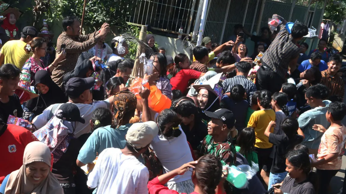 Puluhan warga mengikuti Kirab Sobo Roworejo V di RW 7 Kampung Ranting Pelangi, Kelurahan Wonolopo, Kecamatan Mijen, Kota Semarang, Jawa Tengah, Minggu (5/7/2026). (Nur Chamim/Jawa Pos Radar Semarang)