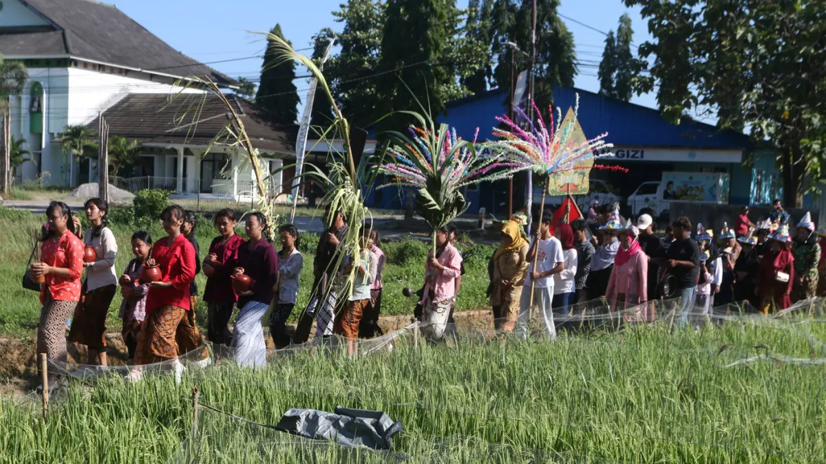 Puluhan warga mengikuti Kirab Sobo Roworejo V di RW 7 Kampung Ranting Pelangi, Kelurahan Wonolopo, Kecamatan Mijen, Kota Semarang, Jawa Tengah, Minggu (5/7/2026). (Nur Chamim/Jawa Pos Radar Semarang)