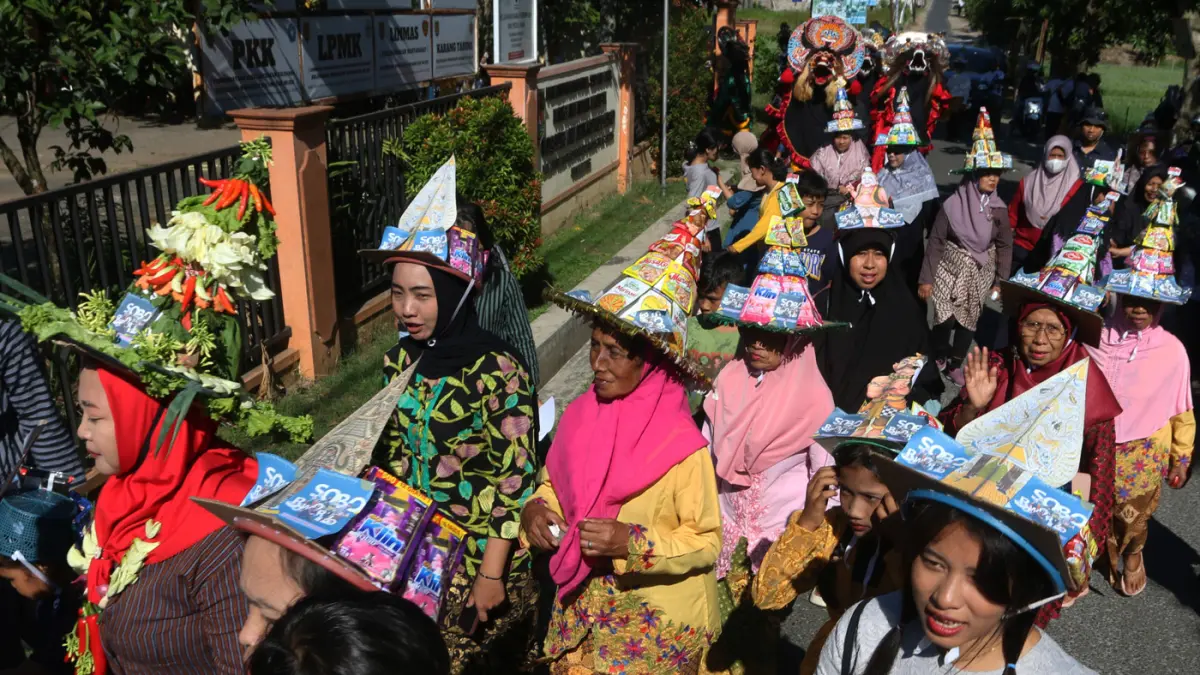 Puluhan warga mengikuti Kirab Sobo Roworejo V di RW 7 Kampung Ranting Pelangi, Kelurahan Wonolopo, Kecamatan Mijen, Kota Semarang, Jawa Tengah, Minggu (5/7/2026). (Nur Chamim/Jawa Pos Radar Semarang)