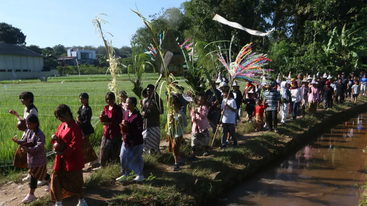 Puluhan warga mengikuti Kirab Sobo Roworejo V di RW 7 Kampung Ranting Pelangi, Kelurahan Wonolopo, Kecamatan Mijen, Kota Semarang, Jawa Tengah, Minggu (5/7/2026). (Nur Chamim/Jawa Pos Radar Semarang)