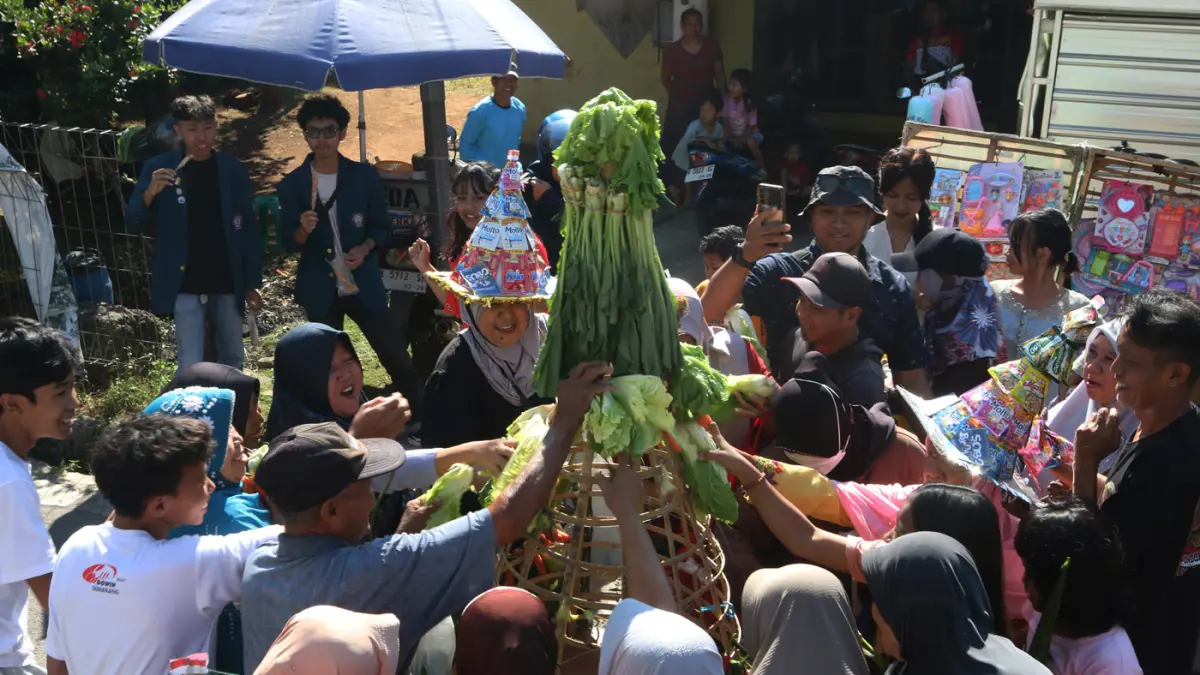 Puluhan warga mengikuti Kirab Sobo Roworejo V di RW 7 Kampung Ranting Pelangi, Kelurahan Wonolopo, Kecamatan Mijen, Kota Semarang, Jawa Tengah, Minggu (5/7/2026). (Nur Chamim/Jawa Pos Radar Semarang)