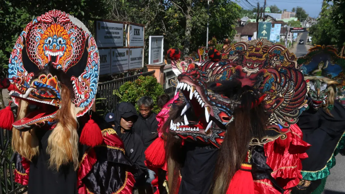 Kirab Gunungan Hasil Bumi Tradisi Bulan Suro - Image