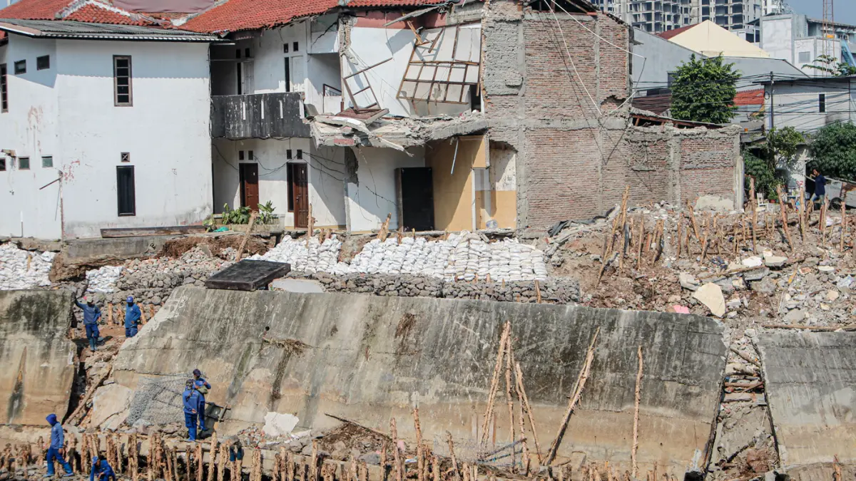 Perbaikan Turap Kali Ciliwung Yang Longsor Di Bendungan Hilir - Image