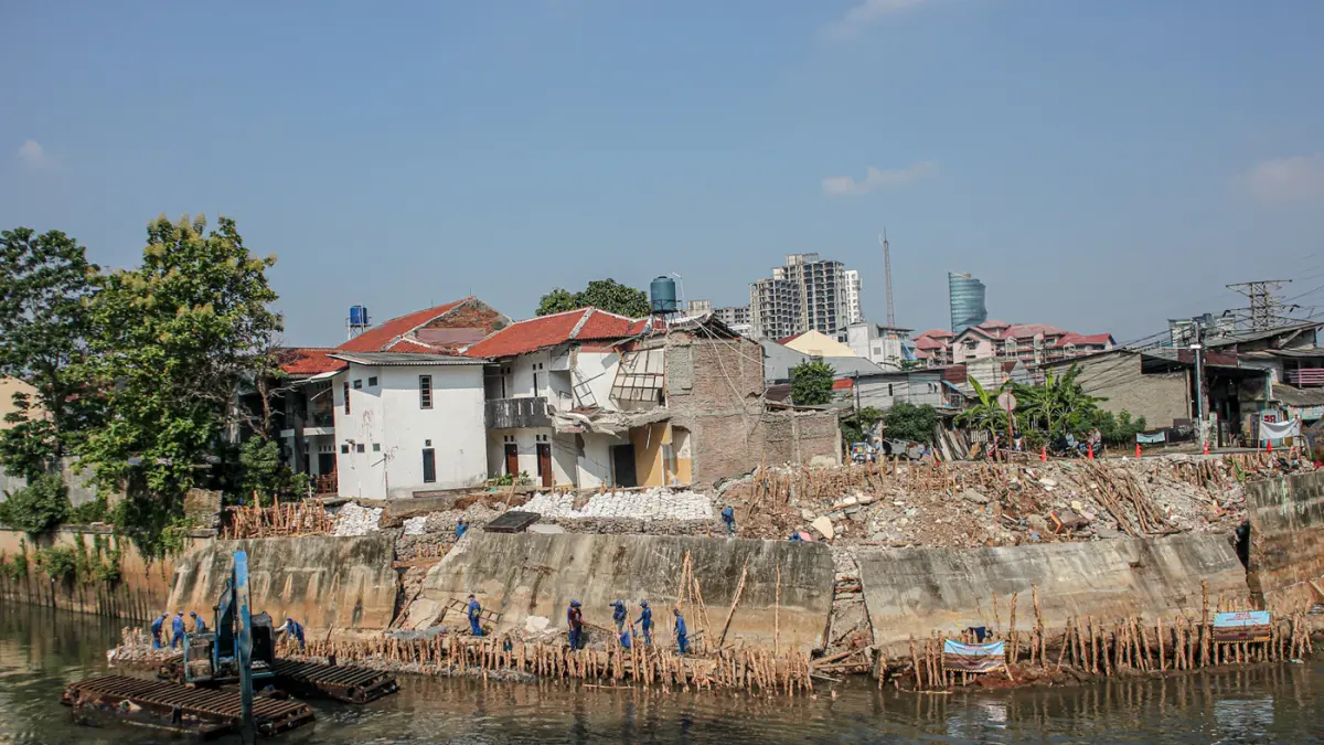 Sejumlah anggota Dinas Sumber Daya Air (SDA) memasang bronjong di talud sungai Ciliwung yang ambrol di Jakarta, Senin (06/07/2026). (Hanung Hambara/Jawa Pos)