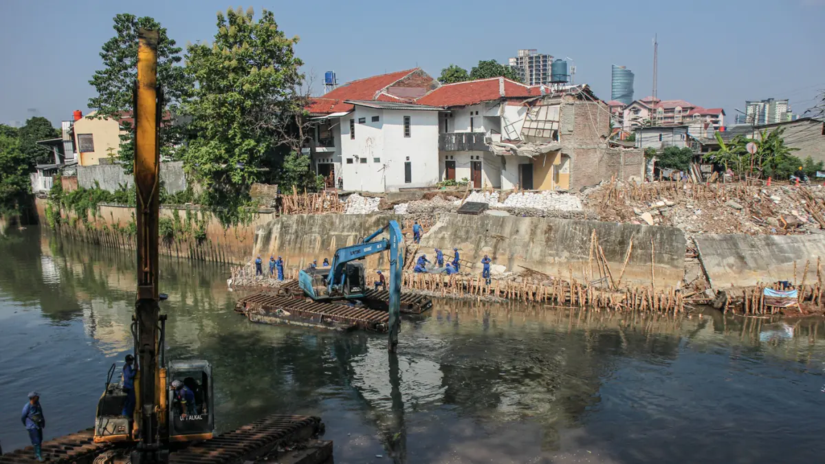 Sejumlah anggota Dinas Sumber Daya Air (SDA) memasang bronjong di talud sungai Ciliwung yang ambrol di Jakarta, Senin (06/07/2026). (Hanung Hambara/Jawa Pos)