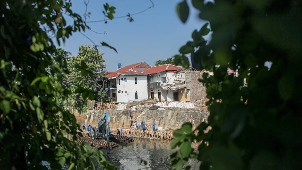 Sejumlah anggota Dinas Sumber Daya Air (SDA) memasang bronjong di talud sungai Ciliwung yang ambrol di Jakarta, Senin (06/07/2026). (Hanung Hambara/Jawa Pos)