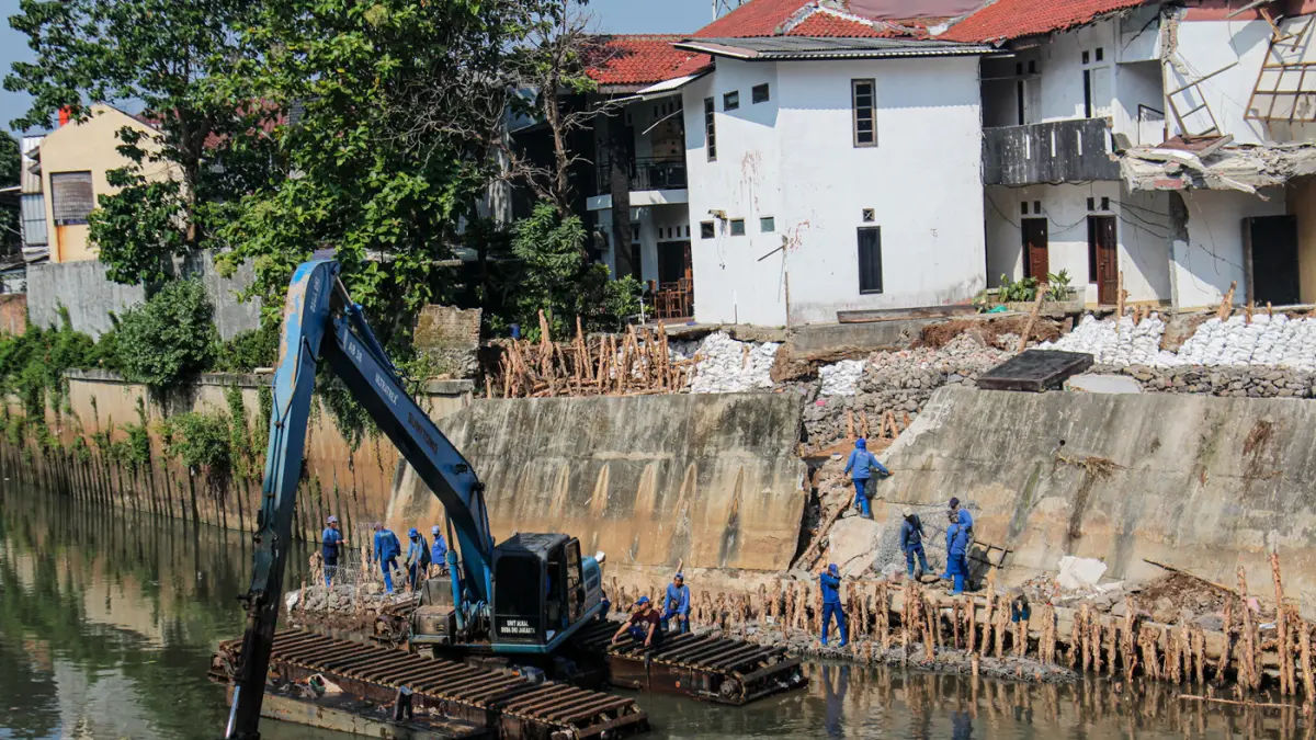 Sejumlah anggota Dinas Sumber Daya Air (SDA) memasang bronjong di talud sungai Ciliwung yang ambrol di Jakarta, Senin (06/07/2026). (Hanung Hambara/Jawa Pos)