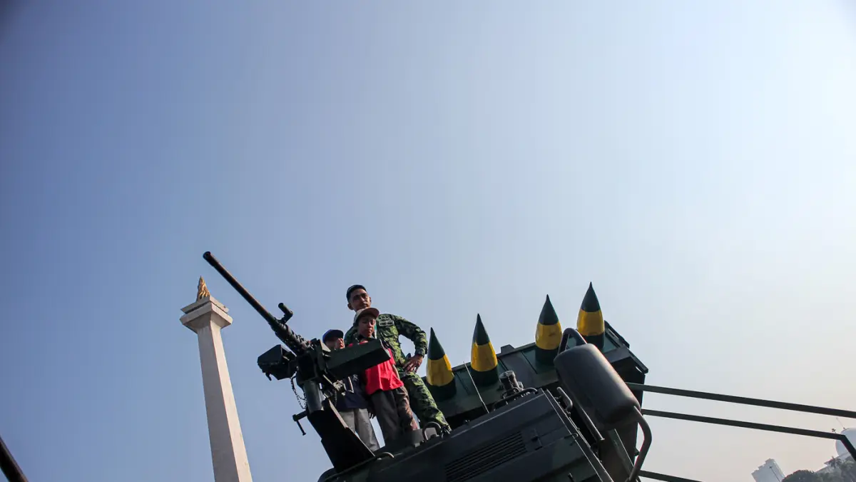 Sejumlah pengunjung berfoto di depan Alat Utama Sistem Senjata (Alutsista) di Monas, Jakarta, Minggu (05/07/2027). (Hanung Hambara/Jawa Pos)