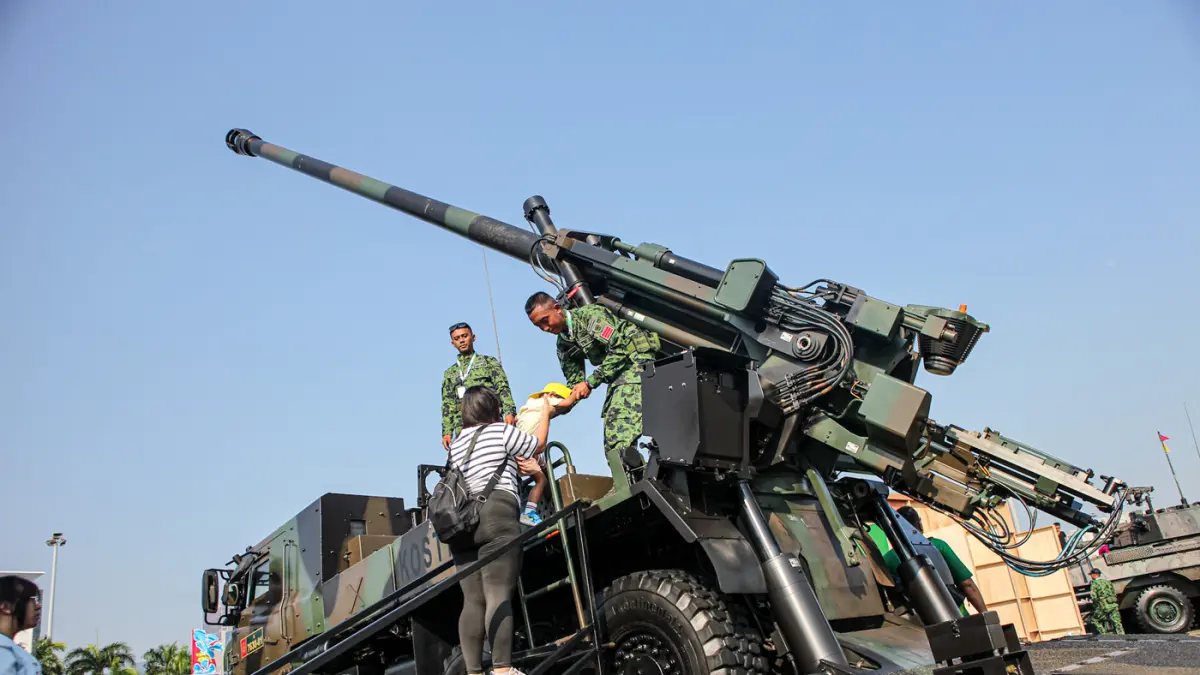 Sejumlah pengunjung berfoto di depan Alat Utama Sistem Senjata (Alutsista) di Monas, Jakarta, Minggu (05/07/2027). (Hanung Hambara/Jawa Pos)