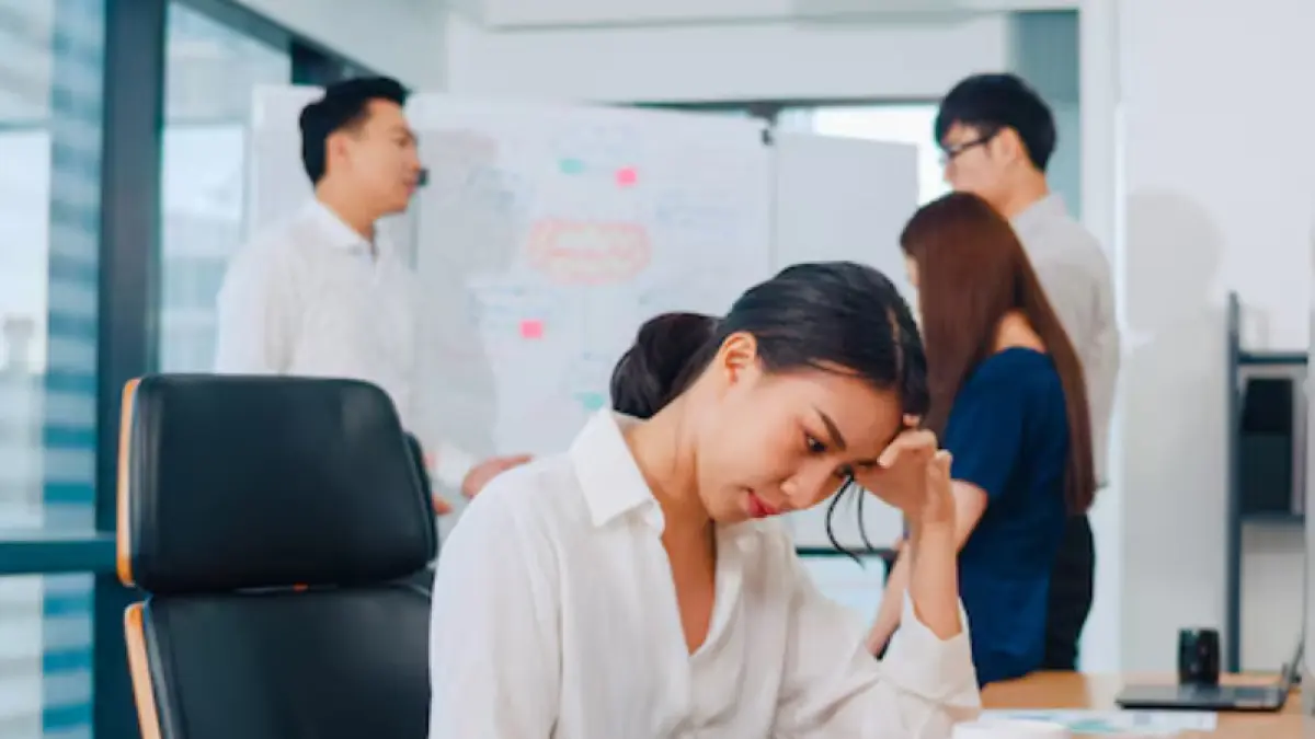 seseorang yang pendiam di kantor./Magnific/tirachardz - Image
