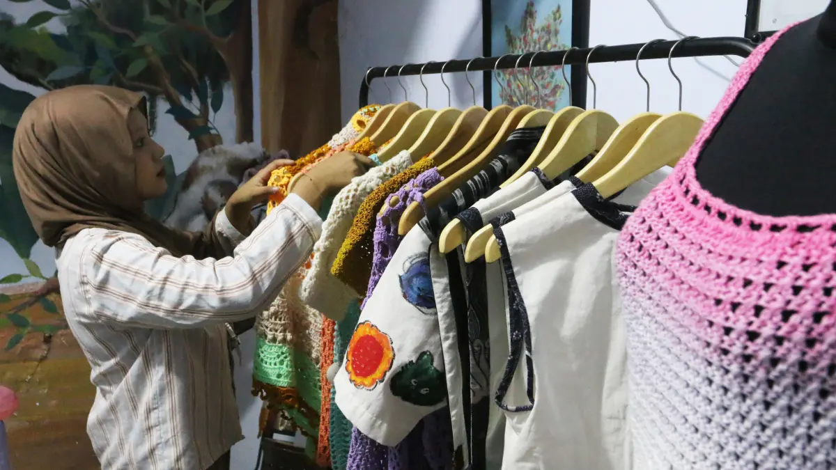 Pengajar menata produk hasil kerajinan para peserta penyandang disabilitas yang dijual di Griya Karya Inklusi, Semarang, Jawa Tengah, Jumat (3/7/2026). Roemah Difabel Semarang mendirikan Griya Karya Inklusi untuk memberikan program kelas pelatihan keteram