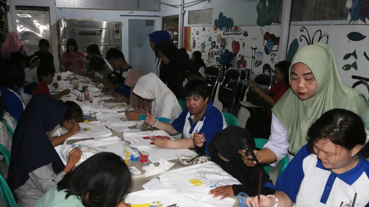 Pengajar merekam dengan smartphone peserta penyandang disabilitas saat mengikuti kelas lokakarya keterampilan di Griya Karya Inklusi, Semarang, Jawa Tengah, Jumat (3/7/2026). Roemah Difabel Semarang mendirikan Griya Karya Inklusi untuk memberikan program