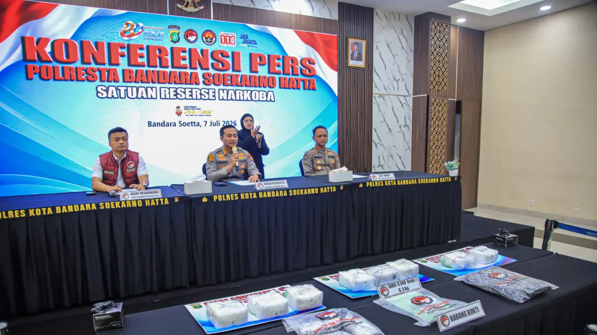 Wakapolresta Bandara Soekarno-Hatta Kombes Pol Ida Bagus Widwan Sutadi (tengah) didampingi Kasatresnarkoba AKP Michael Kharisma Tandayu (kiri) dan Kasi Humas Ipda Ade Mona Prihatna (kanan) menunjukkan barang bukti sabu-sabu saat konferensi pers pengungkap