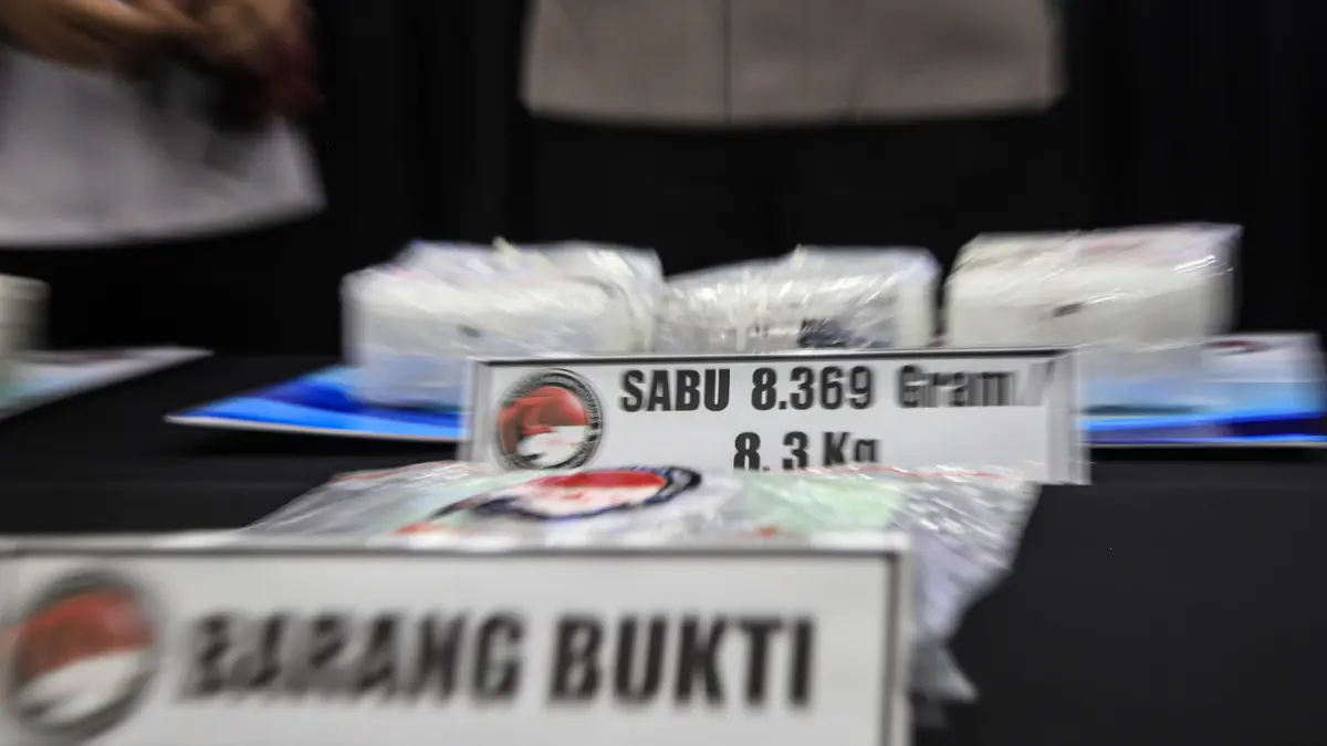 Barang bukti sabu dihadirkan saat konferensi pers pengungkapan penyelundupan narkoba jaringan Jakarta-Kendari di Mapolresta Bandara Soekarno-Hatta, Tangerang,Selasa (07/07/2026). (Hanung Hambara/Jawa Pos)
