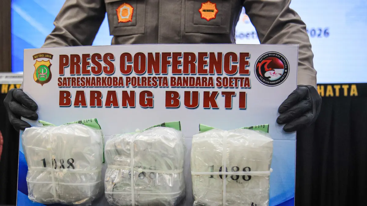 Barang bukti sabu dihadirkan saat konferensi pers pengungkapan penyelundupan narkoba jaringan Jakarta-Kendari di Mapolresta Bandara Soekarno-Hatta, Tangerang,Selasa (07/07/2026). (Hanung Hambara/Jawa Pos)