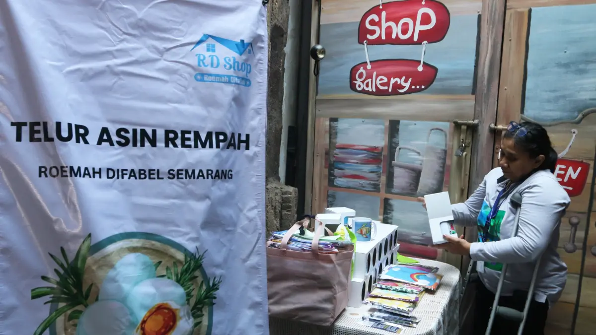 Pengajar menata produk hasil kerajinan para peserta penyandang disabilitas yang dijual di Griya Karya Inklusi, Semarang, Jawa Tengah, Jumat (3/7/2026). Roemah Difabel Semarang mendirikan Griya Karya Inklusi untuk memberikan program kelas pelatihan keteram