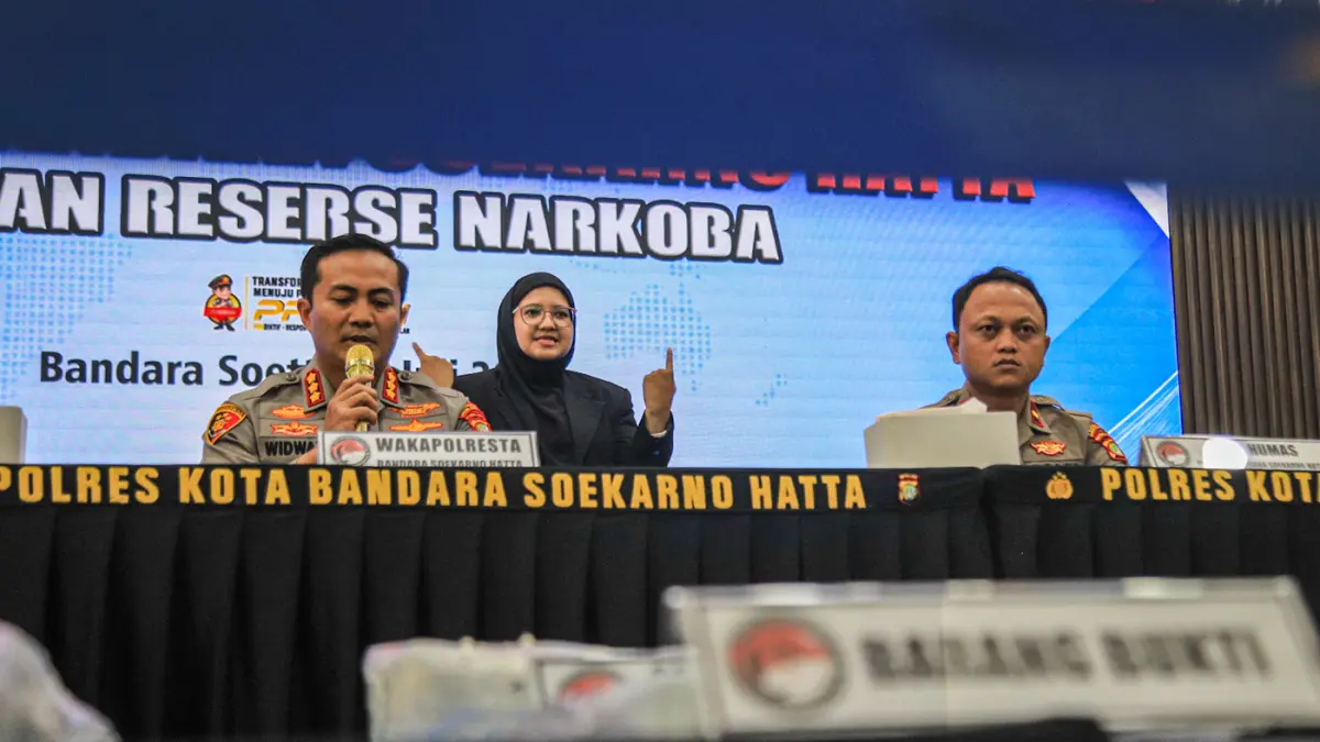 Wakapolresta Bandara Soekarno-Hatta Kombes Pol Ida Bagus Widwan Sutadi (tengah) didampingi Kasatresnarkoba AKP Michael Kharisma Tandayu (kiri) dan Kasi Humas Ipda Ade Mona Prihatna (kanan) menunjukkan barang bukti sabu-sabu saat konferensi pers pengungkap
