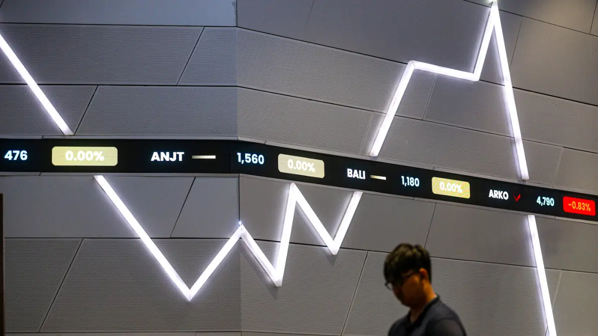 Karyawan berada di dekat layar pergerakan IHSG di Gedung Bursa Efek Indonesia, Jakarta, Selasa (7/7/2026). (Salman Toyibi/Jawa Pos)