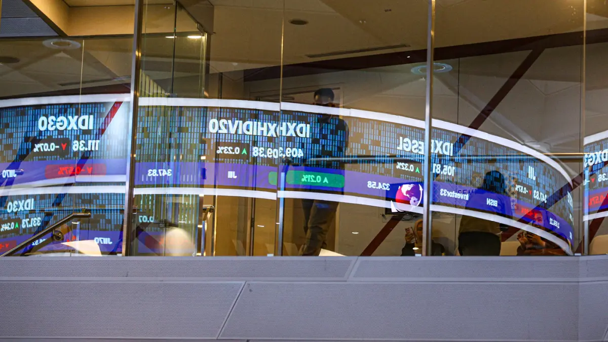 Karyawan berada di dekat layar pergerakan IHSG di Gedung Bursa Efek Indonesia, Jakarta, Selasa (7/7/2026). (Salman Toyibi/Jawa Pos)
