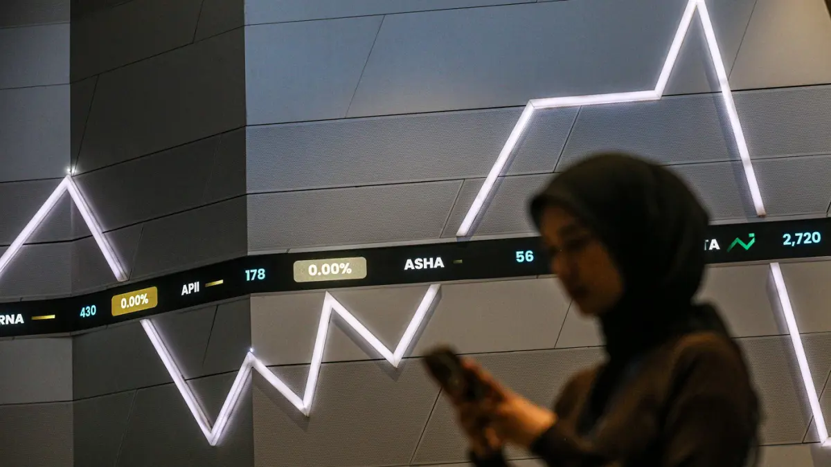 Karyawan berada di dekat layar pergerakan IHSG di Gedung Bursa Efek Indonesia, Jakarta, Selasa (7/7/2026). (Salman Toyibi/Jawa Pos)