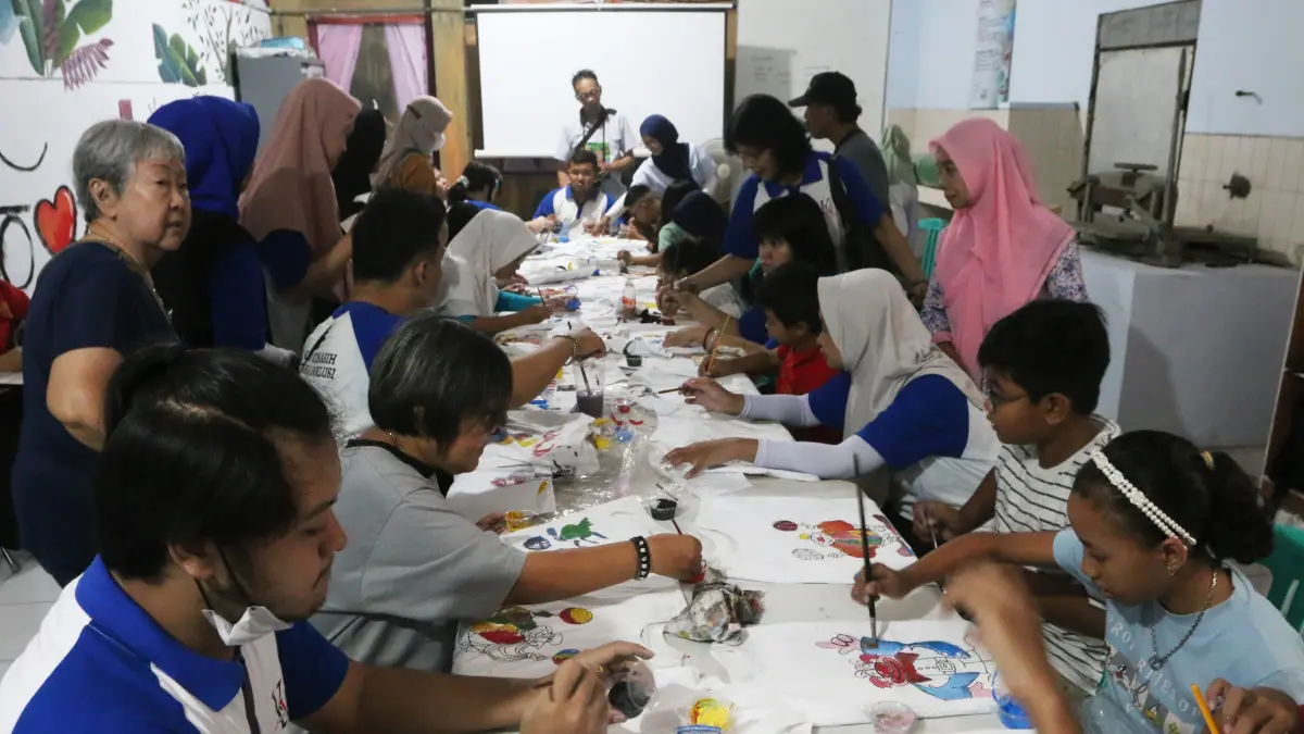 Peserta penyandang disabilitas didampingi orang tuanya mengikuti kelas lokakarya keterampilan melukis di Griya Karya Inklusi, Semarang, Jawa Tengah, Jumat (3/7/2026). Roemah Difabel Semarang mendirikan Griya Karya Inklusi untuk memberikan program kelas pe