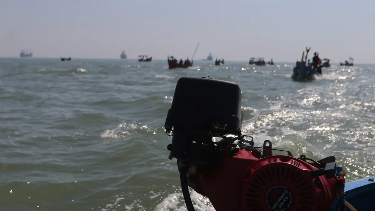 Mesin perahu dengan konversi LPG 3 Kilo untuk BBM pada tradisi sedekah laut perairan Mangunharjo, Semarang, Jawa Tengah, Selasa (7/7/2026).