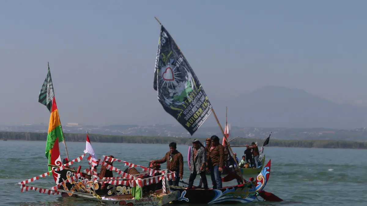 Perahu dengan konversi LPG 3 Kilo untuk BBM pada tradisi sedekah laut perairan Mangunharjo, Semarang, Jawa Tengah, Selasa (7/7/2026)