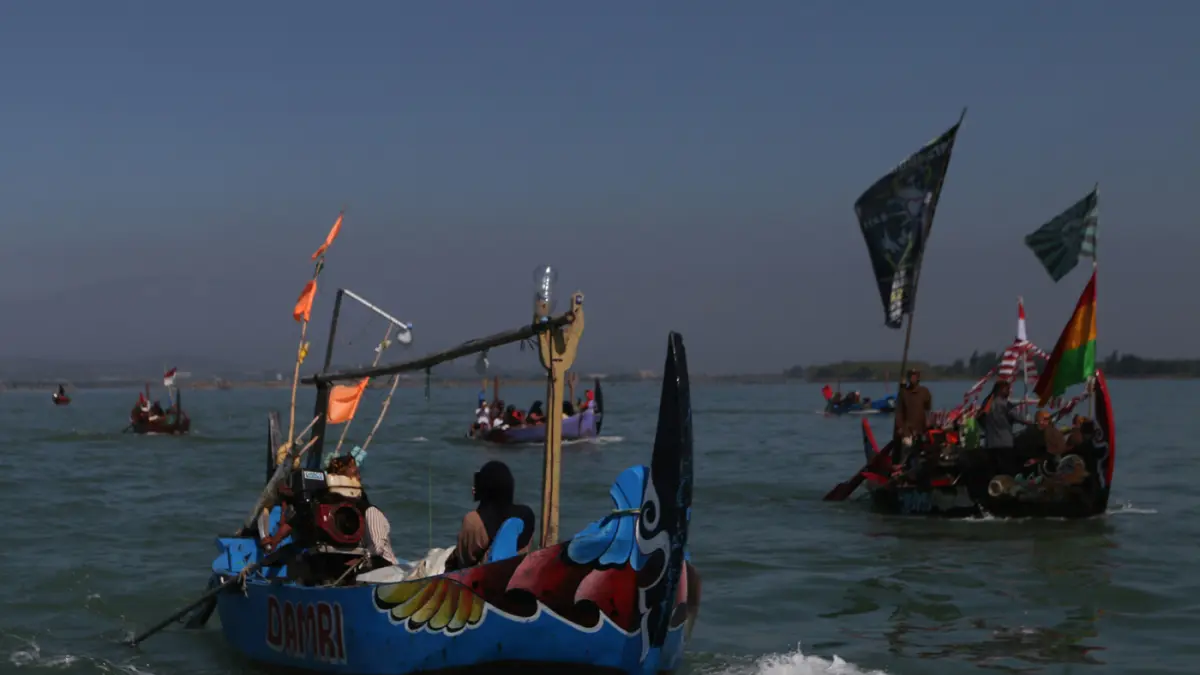 Perahu dengan konversi LPG 3 Kilo untuk BBM pada tradisi sedekah laut perairan Mangunharjo, Semarang, Jawa Tengah, Selasa (7/7/2026)