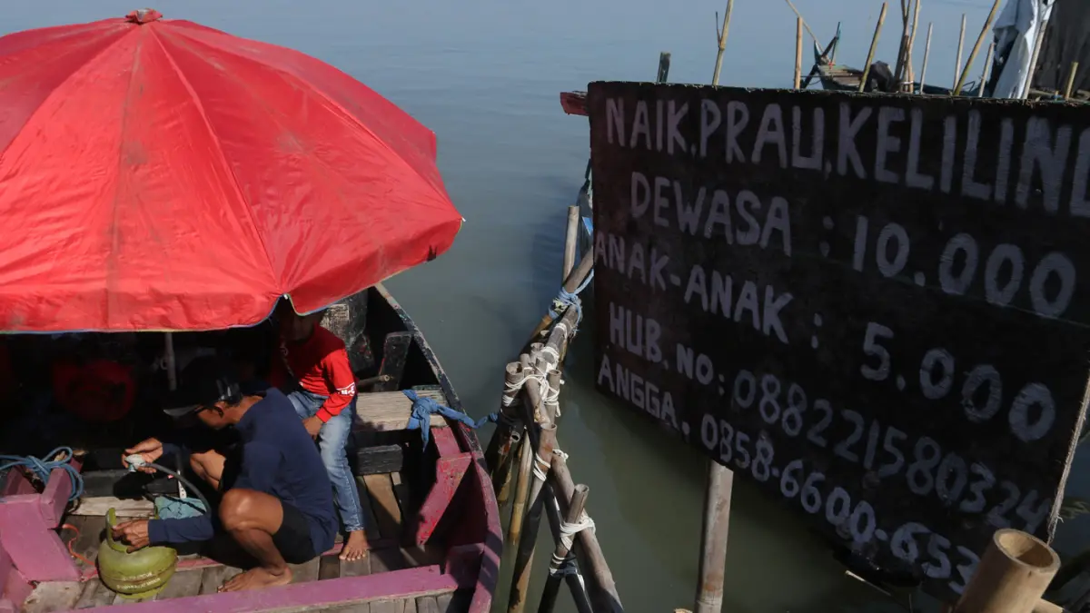 Perahu wisata dengan konversi LPG 3 Kilo untuk BBM pada tradisi sedekah laut perairan Mangunharjo, Semarang, Jawa Tengah, Selasa (7/7/2026).