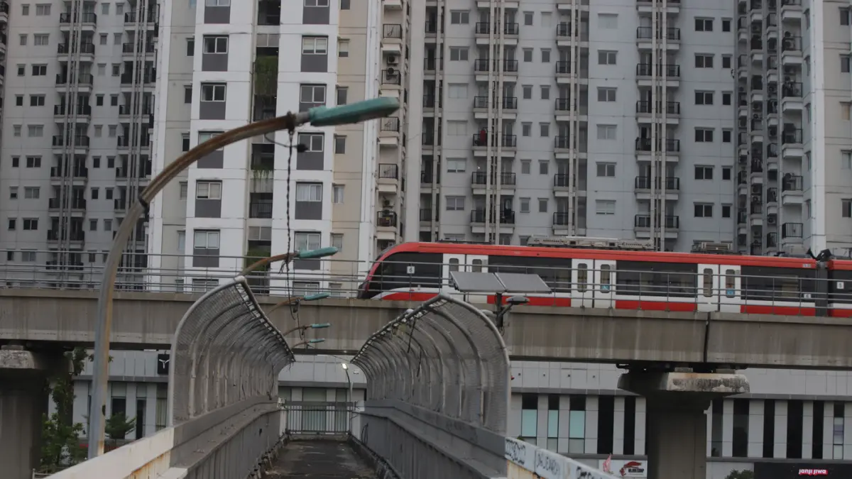 Rangkaian LRT Jabodebek melintas di Jakarta, Selasa (7/7/2027). (Dery Ridwansah/ JawaPos.com)