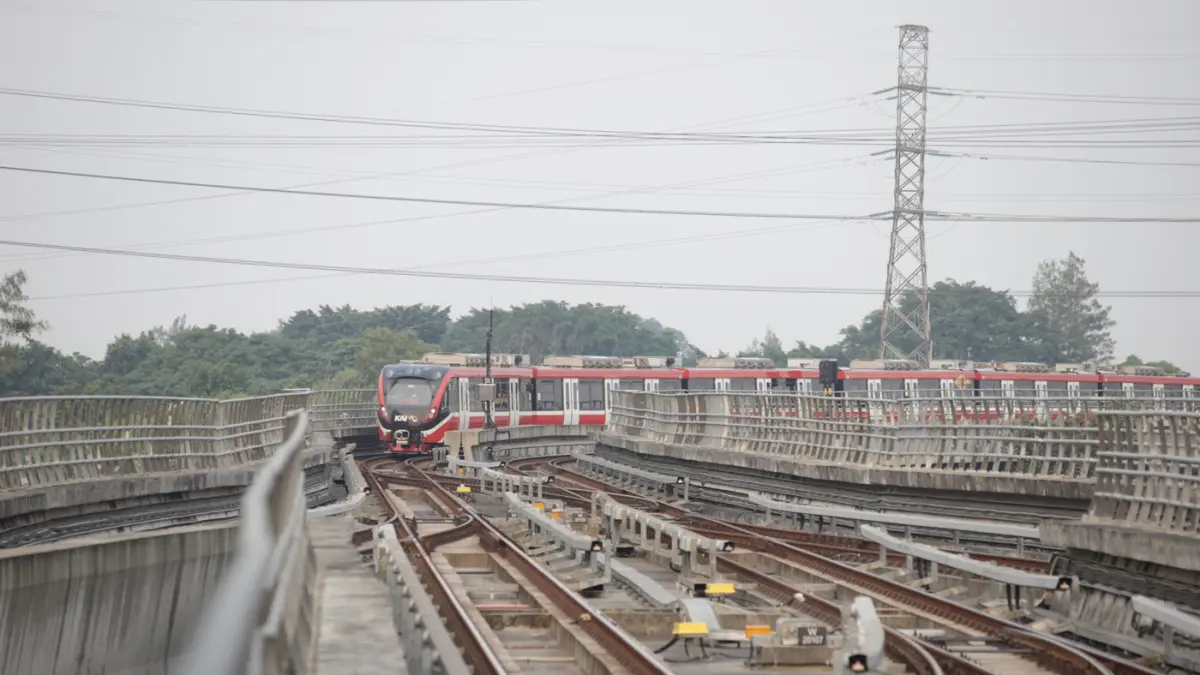 Rangkaian LRT Jabodebek melintas di Jakarta, Selasa (7/7/2027). (Dery Ridwansah/ JawaPos.com)