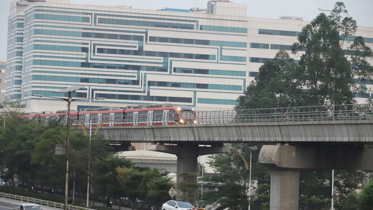 Rangkaian LRT Jabodebek melintas di Jakarta, Selasa (7/7/2027). (Dery Ridwansah/ JawaPos.com)