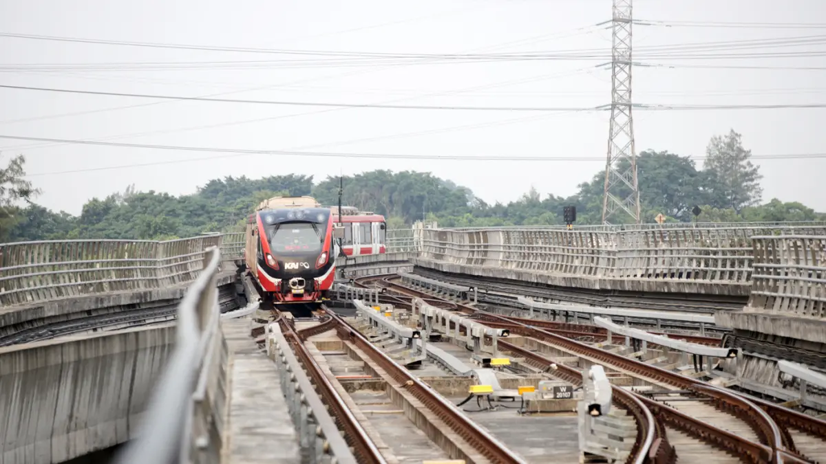 Rangkaian LRT Jabodebek melintas di Jakarta, Selasa (7/7/2027). (Dery Ridwansah/ JawaPos.com)