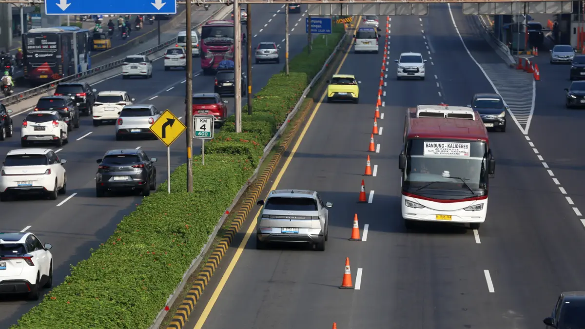 Sejumlah kendaraan melintas saat penerapan rekayasa lalu lintas lawan arah atau contraflow di ruas Tol Dalam Kota, Kawasan Pancoran, Jakarta, Senin (6/7/2026). (Dery Ridwansah/ JawaPos.com)