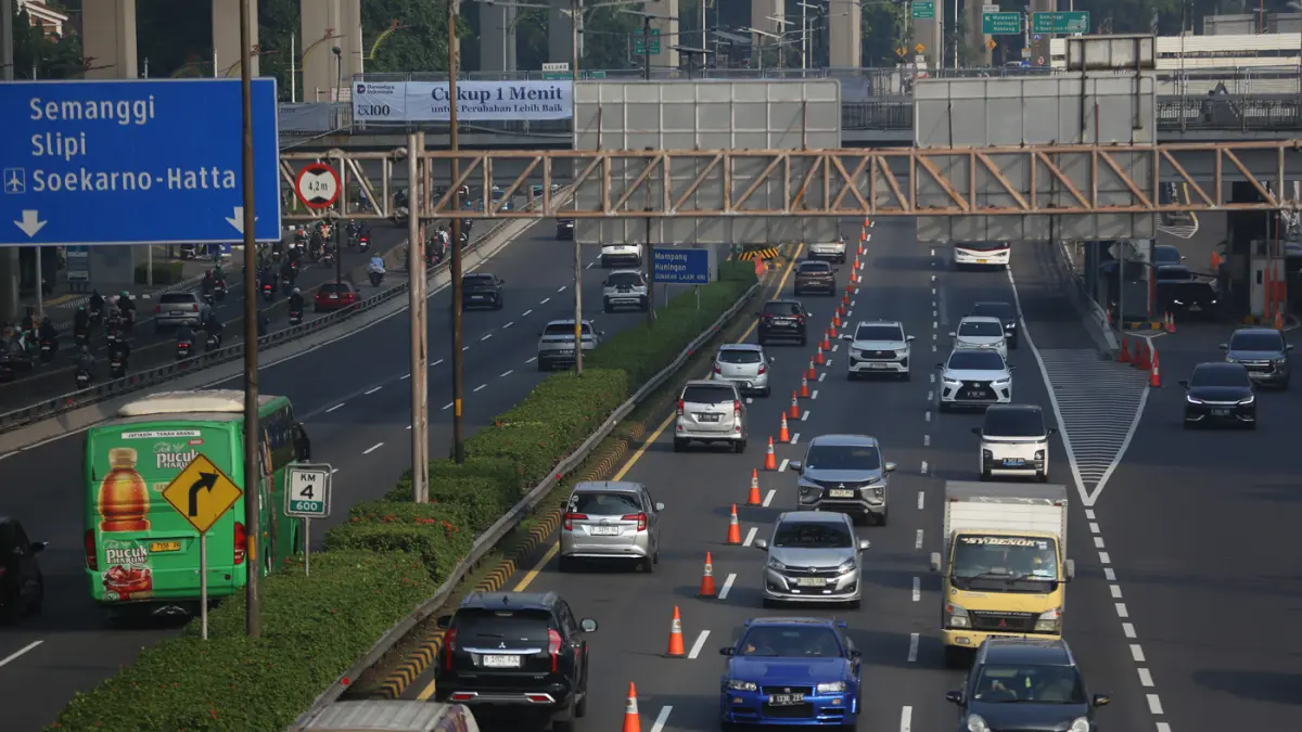 Sejumlah kendaraan melintas saat penerapan rekayasa lalu lintas lawan arah atau contraflow di ruas Tol Dalam Kota, Kawasan Pancoran, Jakarta, Senin (6/7/2026). (Dery Ridwansah/ JawaPos.com)