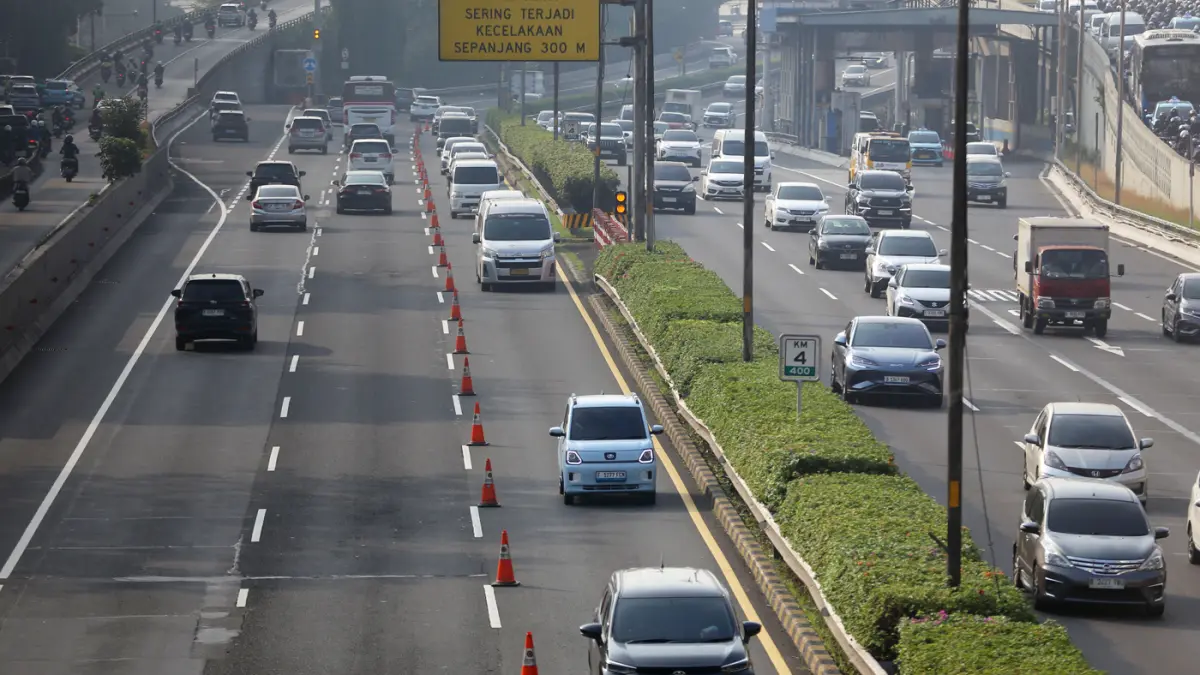 Sejumlah kendaraan melintas saat penerapan rekayasa lalu lintas lawan arah atau contraflow di ruas Tol Dalam Kota, Kawasan Pancoran, Jakarta, Senin (6/7/2026). (Dery Ridwansah/ JawaPos.com)