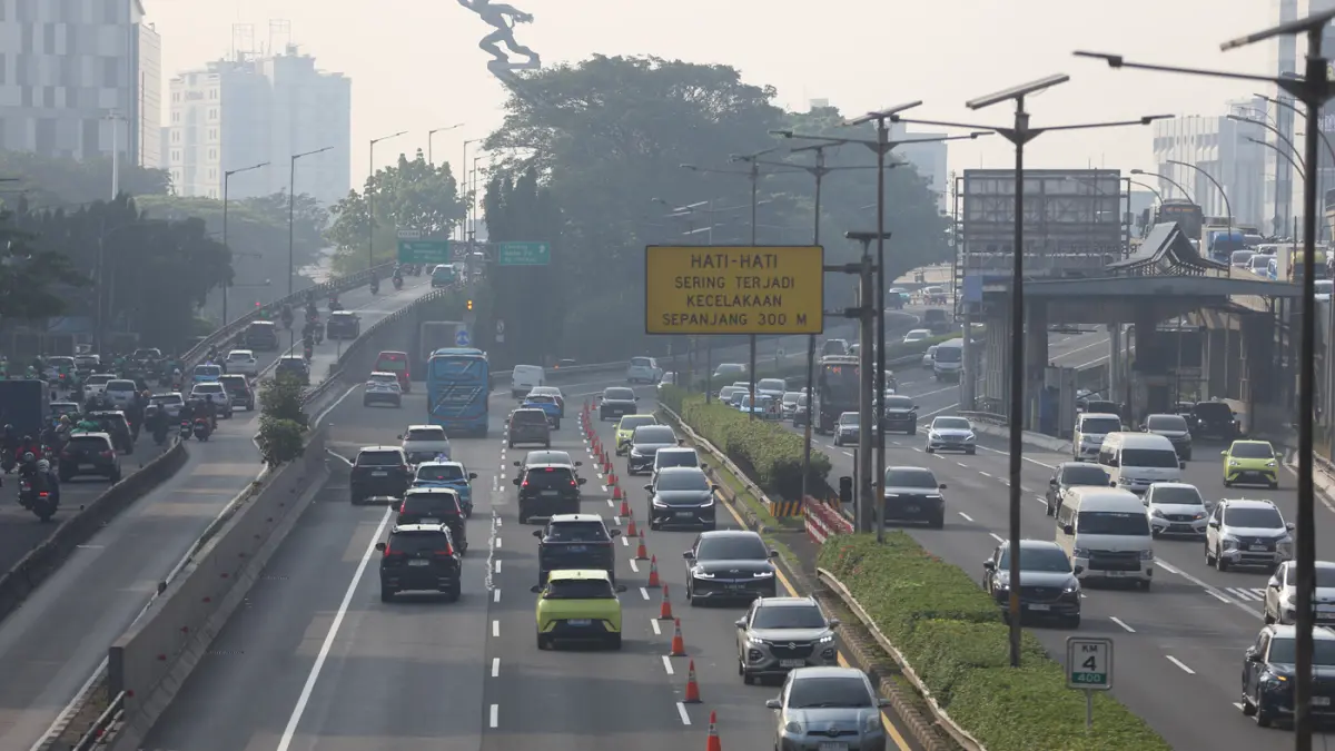 Sejumlah kendaraan melintas saat penerapan rekayasa lalu lintas lawan arah atau contraflow di ruas Tol Dalam Kota, Kawasan Pancoran, Jakarta, Senin (6/7/2026). (Dery Ridwansah/ JawaPos.com)